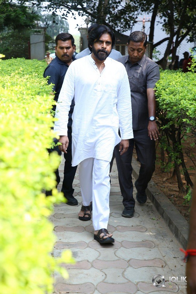 Celebrities-pay-homage-to-superstar-Krishna